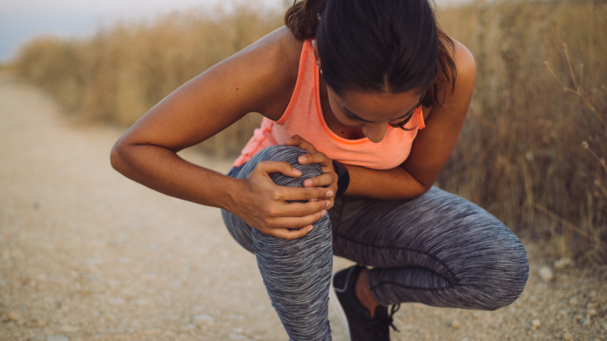 En av de allra vanligaste orsakerna till ont i knäna är idrottsskador. Två vanliga sådana är löparknä och hopparknä. Foto: Shutterstock